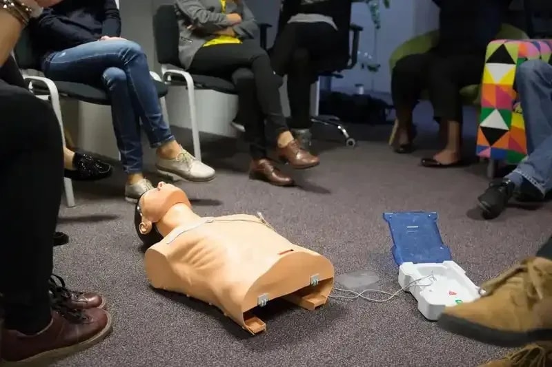 Defibrillator Notfalltraining für Seniorenheime buchen